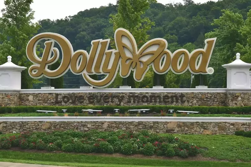 dollywood sign pigeon forge tn