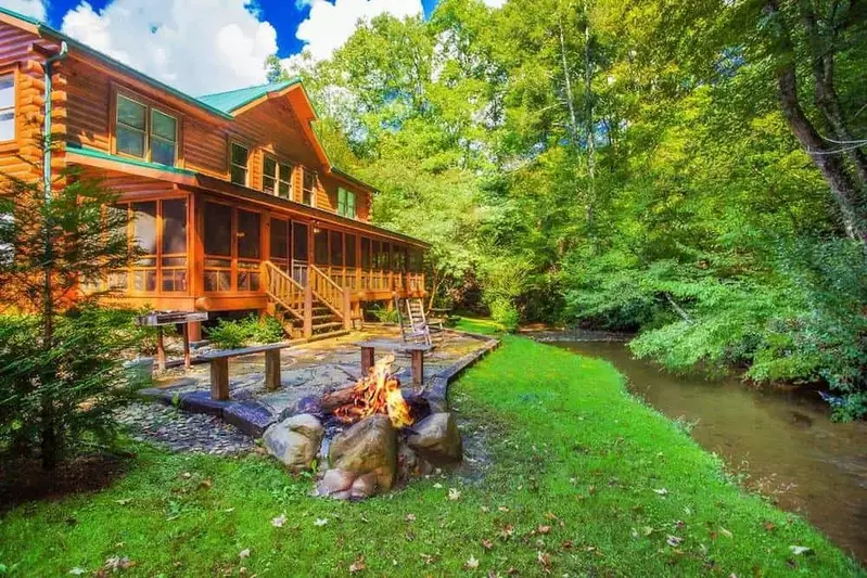 Creekside Getaway cabin on the river in Sevierville