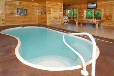 swimming pool in 1 bedroom cabin