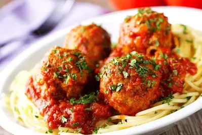 A plate of spaghetti and meatballs.