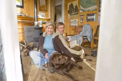Couple and chocolate lab enjoying pet-friendly cabins in Gatlinburg