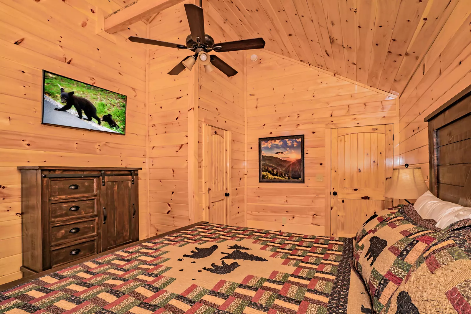 The Bear's Den 4 Bedroom Pigeon Cabin Rental