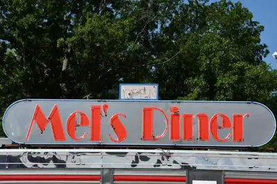 mels diner sign