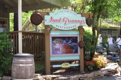 aunt granny's restaurant sign at dollywood