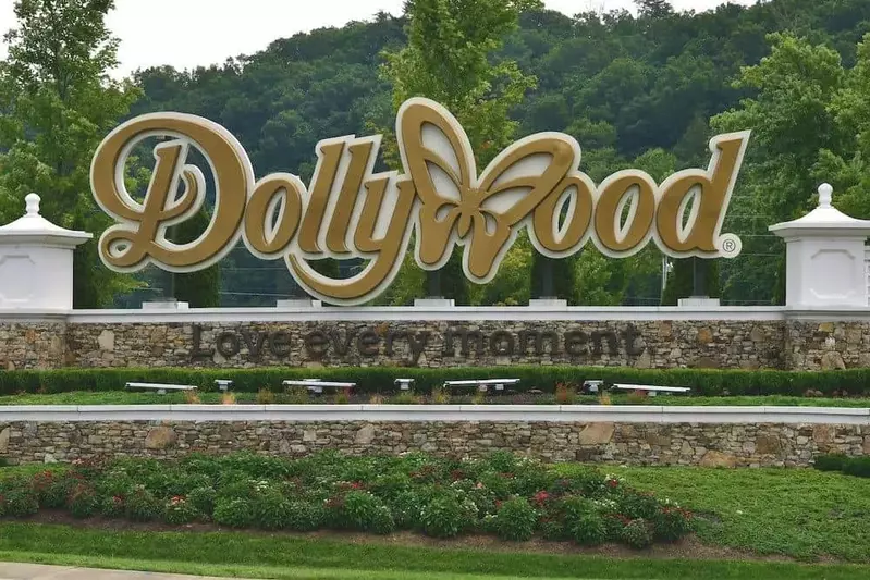 Dollywood entrance sign