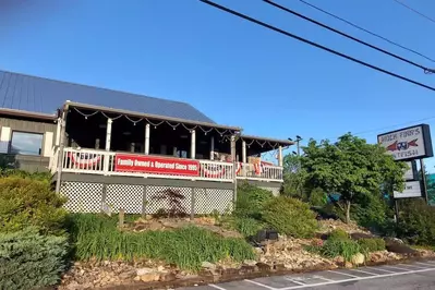 huck finn's catfish cabin in pigeon forge