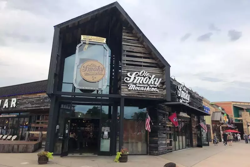ole smoky moonshine barn in Pigeon Forge