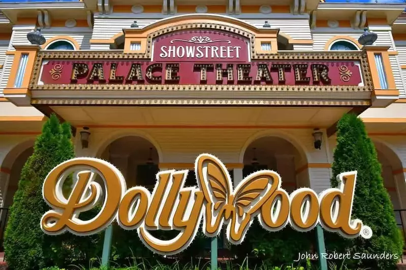 Dollywood sign at Showstreet Theater