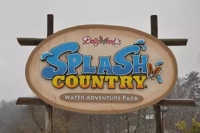 dollywood's splash country sign