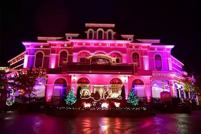 showstreet theatre dollywood during christmas