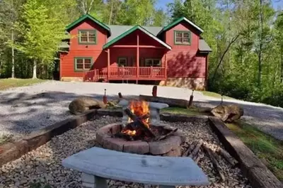 Poolin Paradise cabin with fire pit