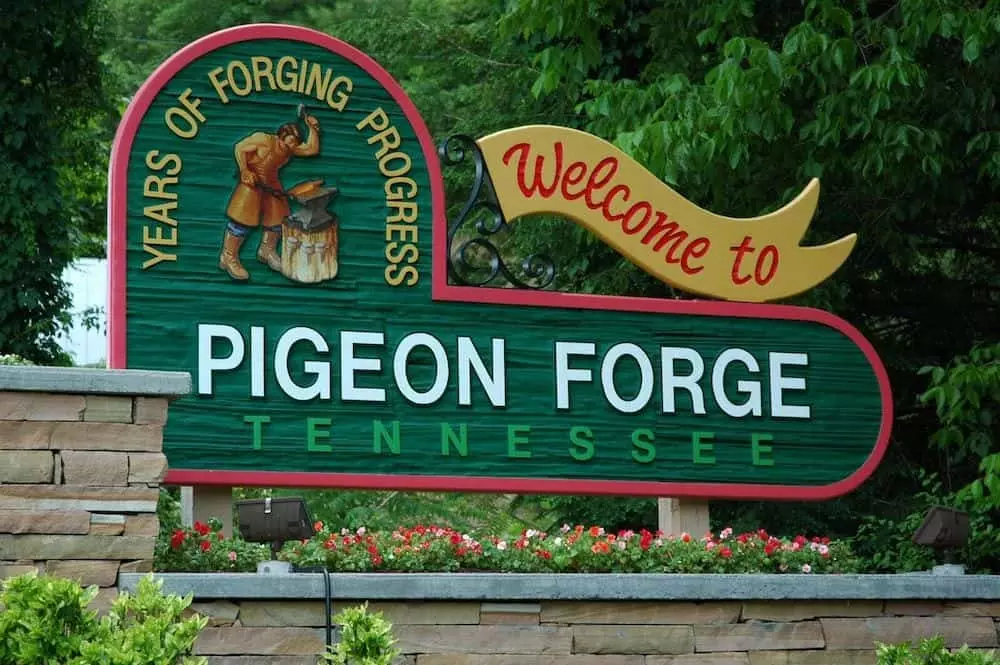 welcome to pigeon forge sign
