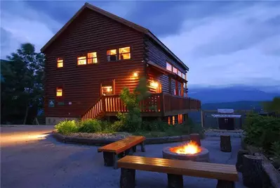 The exteiror of the LeConte Overlook cabin in the Great Smoky Mountains.