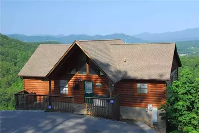 The exterior of the Bear Hugs cabin rental in Pigeon Forge.