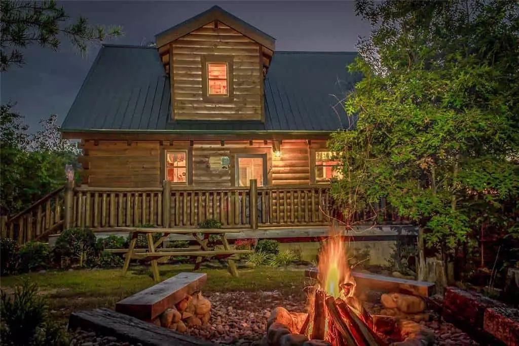 3 Advantages to Renting Cabins with Fire Pits in Gatlinburg TN