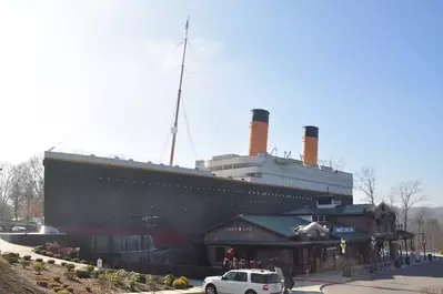 outside of titanic pigeon forge museum