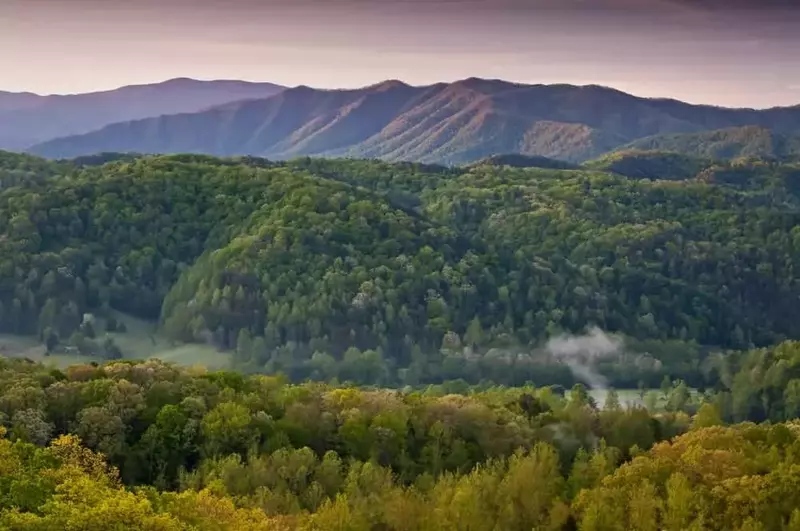 Scenic spring photo of the Smoky Mountains.