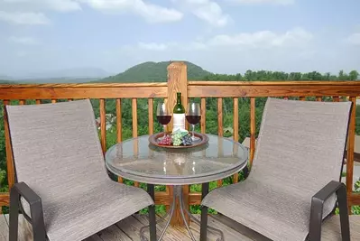 A Moonlight Kiss romanitc Galtinburg cabin rentals view with wine