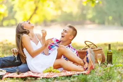 couple enjoying a picnic in Pigeon Forge TN