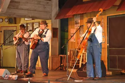 Band_performing_music_at_Dollywood-Orginal