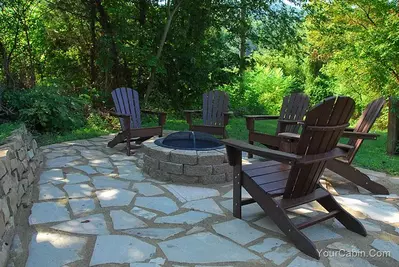 Gatlinburg cabin with outdoor firepit