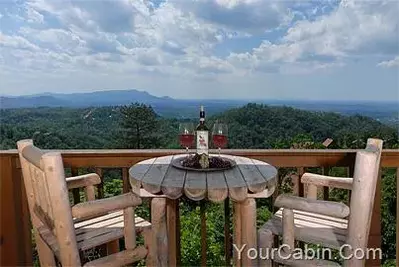 Dream Weaver one bedroom cabin in Pigeon Forge deck