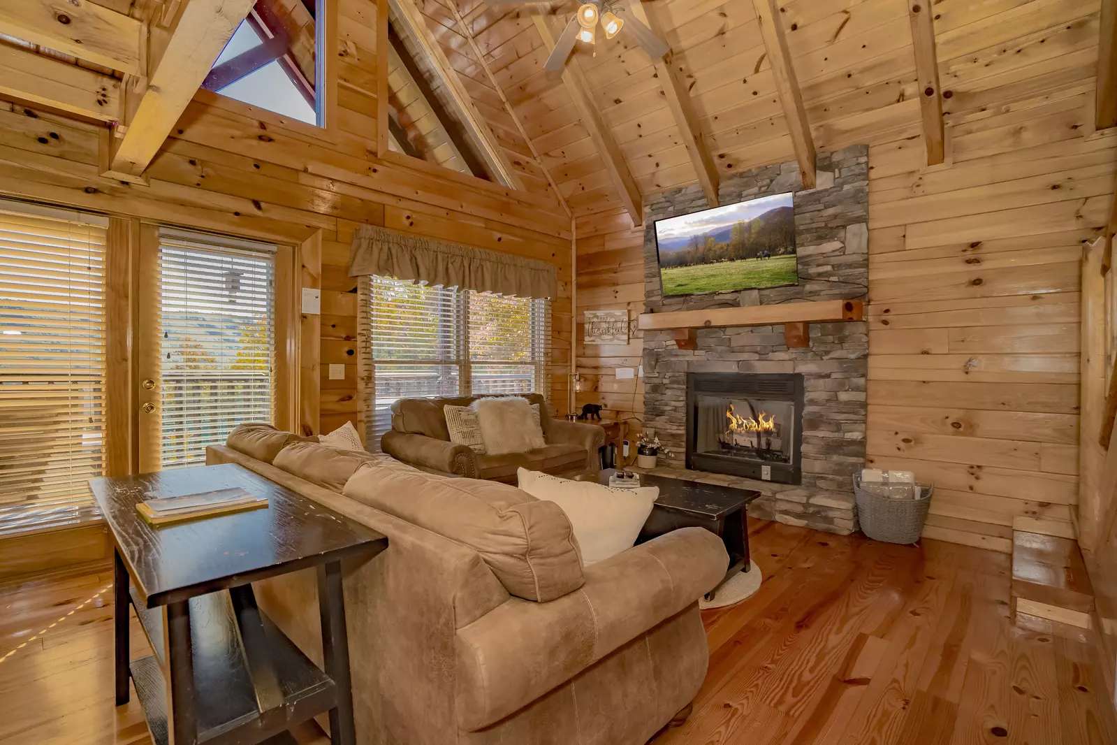 Smoky Vista Romance 2 Bedroom Pigeon Cabin Rental