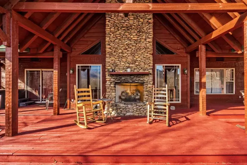 Outdoor fireplace at Treetop Retreat