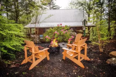 Restin Easy cabin with fire pit