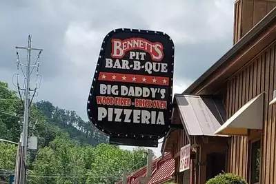 Sign for Bennett's Pit Bar-B-Que and Big Daddy's Pizzeria