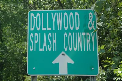 Dollywood & Splash Country sign with arrow