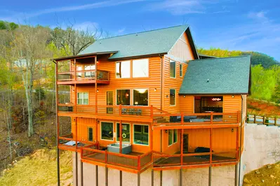 Wonderland Lodge 97