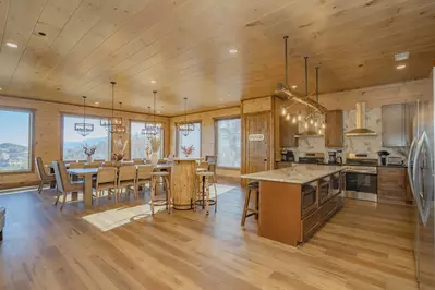 RoofTop Summit Lodge 15