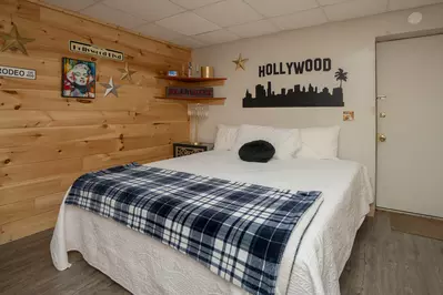 Country Cabin in the City 32