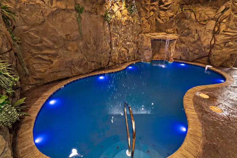 Cave Mountain Lodge indoor pool