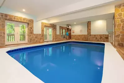 cabin in Pigeon Forge with pool