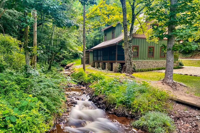 Laurel Creek Lodge is one of the best Pigeon Forge cabins by the river
