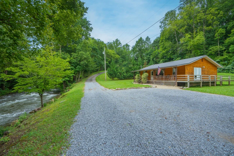 Quaint Cabin on Cosby Creek